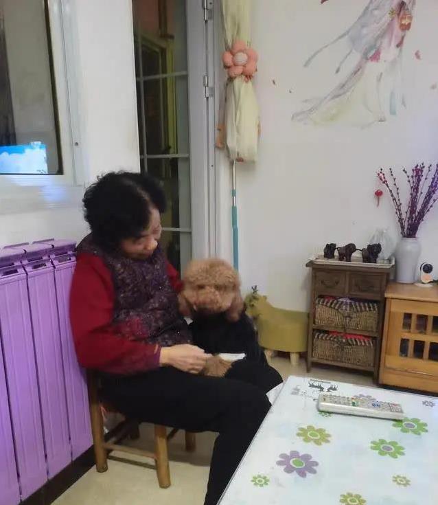 它还得在门, 不能睡你旁